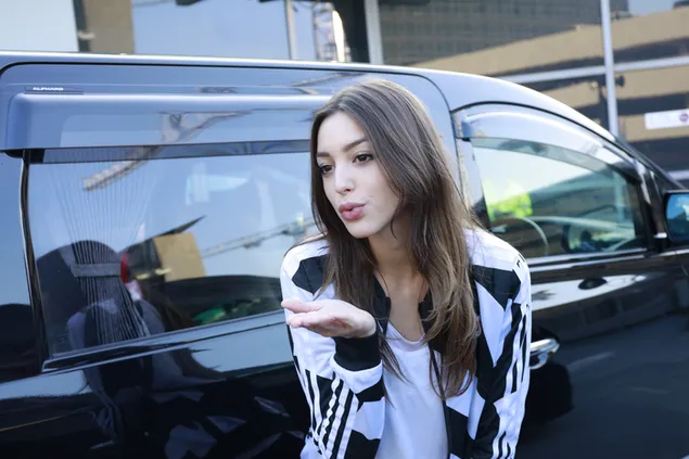 נשיקה נושבת מקסימה 'סלין פרח' | דגם אמריקאי 4K טפט