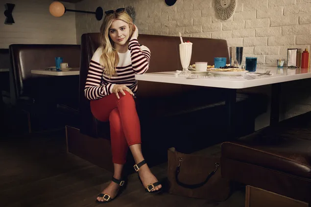 可爱的 'Chloe Grace Moretz' 咖啡馆照片 2K 壁纸