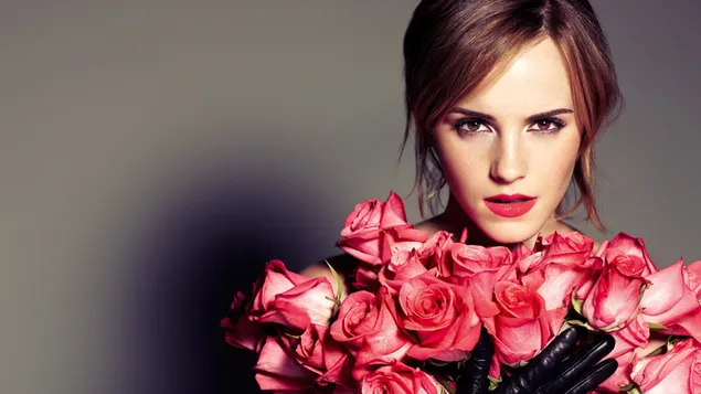 Adorable 'Emma Watson' con ramo de rosas