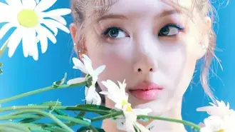 Nayeon i Adorable Idol TWICE në fotosesionin I'm Nayeon (Solo Album) 4K sfond