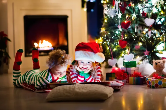 Entzückende kleine Kinder, die auf den Weihnachtsmann warten
