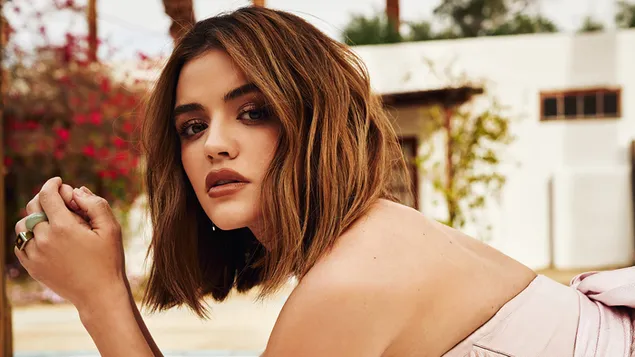 'Lucy Hale' yang comel | Penggambaran Harpers Bazaar Vietnam 4K kertas dinding