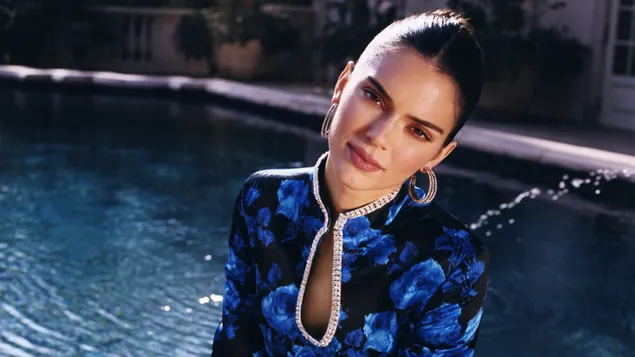 Adorable modelo 'Kendall Jenner' junto a la piscina 4K fondo de pantalla