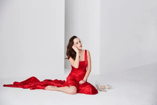Adorable morena 'Dakota Johnson' en vestido rojo caliente