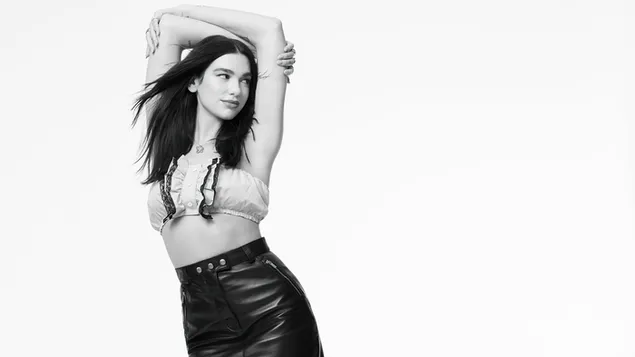 Schattige zangeres 'Dua Lipa' in Billboard-fotoshoot (Monochrome BG) 4K achtergrond