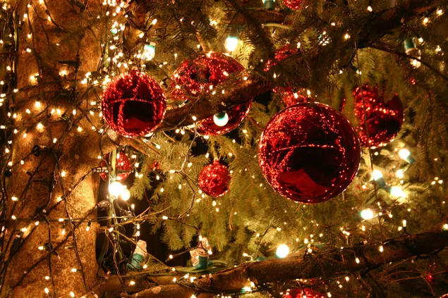 Adornos de Navidad en el árbol