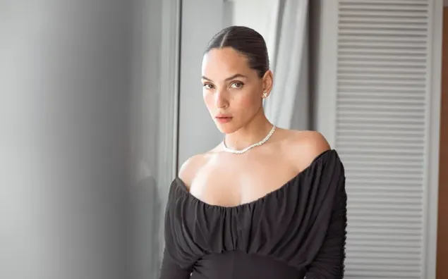 Адриа Арјона прелепа глумица у црној хаљини која открива 4K позадина