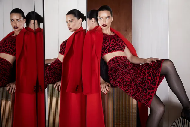 Adriana Lima de casaco vermelho e vestido vermelho ao lado do espelho 6K papel de parede