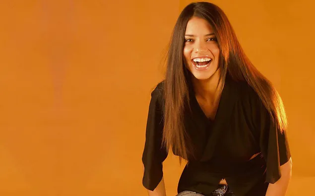 geomeun oseul ibgo usgo issneun adriana lima, juhwangsaeg baegyeong daunrodeu