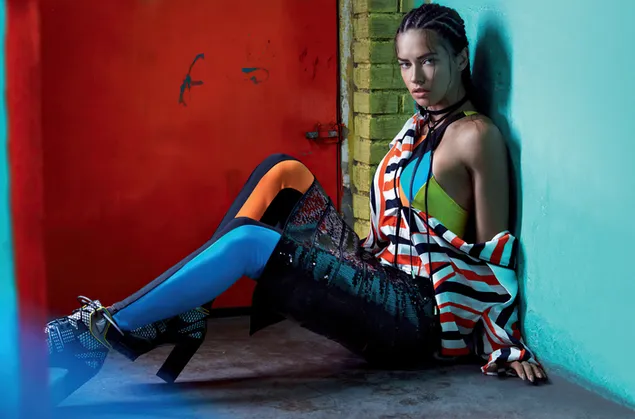 Adriana Lima com roupa colorida em frente a parede colorida 4K papel de parede