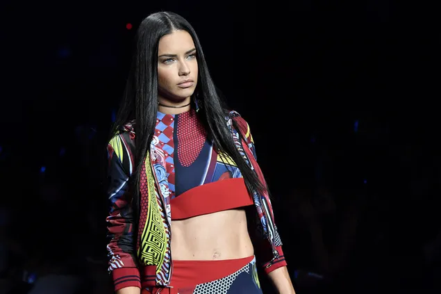 Taustakuva Adriana Lima esittelee asuja potissa 2K