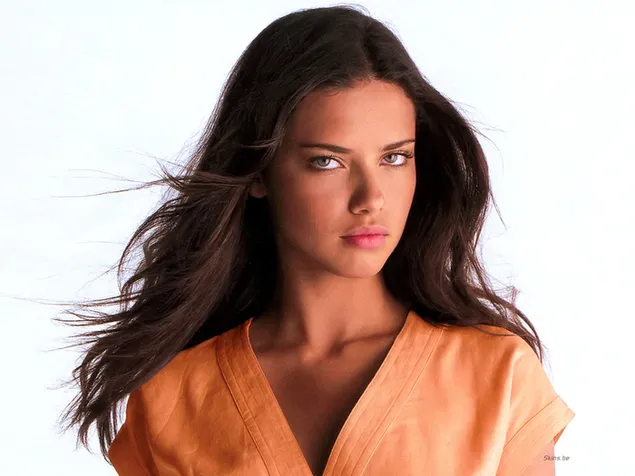 Adriana Lima olhar atento em roupa laranja e fundo branco HD papel de parede
