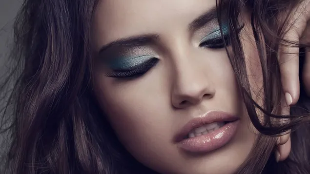Adriana Lima de olhos fechados e maquiagem com sombra azul HD papel de parede