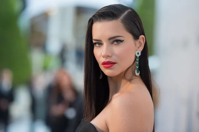 Adriana Lima com cabelo liso e lábios vermelhos antes de participar de uma reunião 2K papel de parede