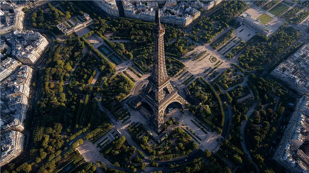 muat turun pemandangan udara menara eiffel paris di kawasan hijau semula jadi