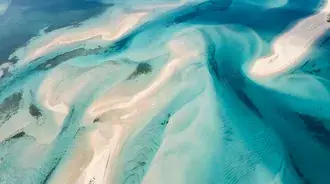 letecky pohled na tropicke bile pisecne bary a modrou oceanskou vodu stahnout