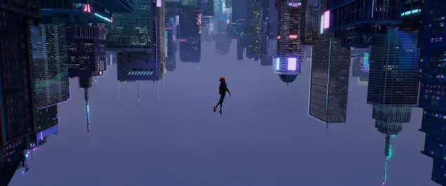 Afbeelding van spiderman die tussen nachtelijke stadslichten springt
