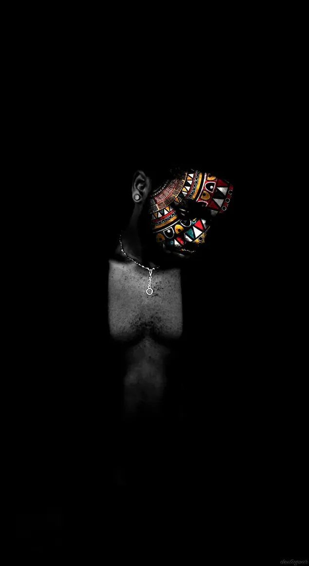 Afrikanische Kultur schwarzes junges männliches Modell bunte Stammesfarbe im Gesicht, der einheimische Rhythmus herunterladen