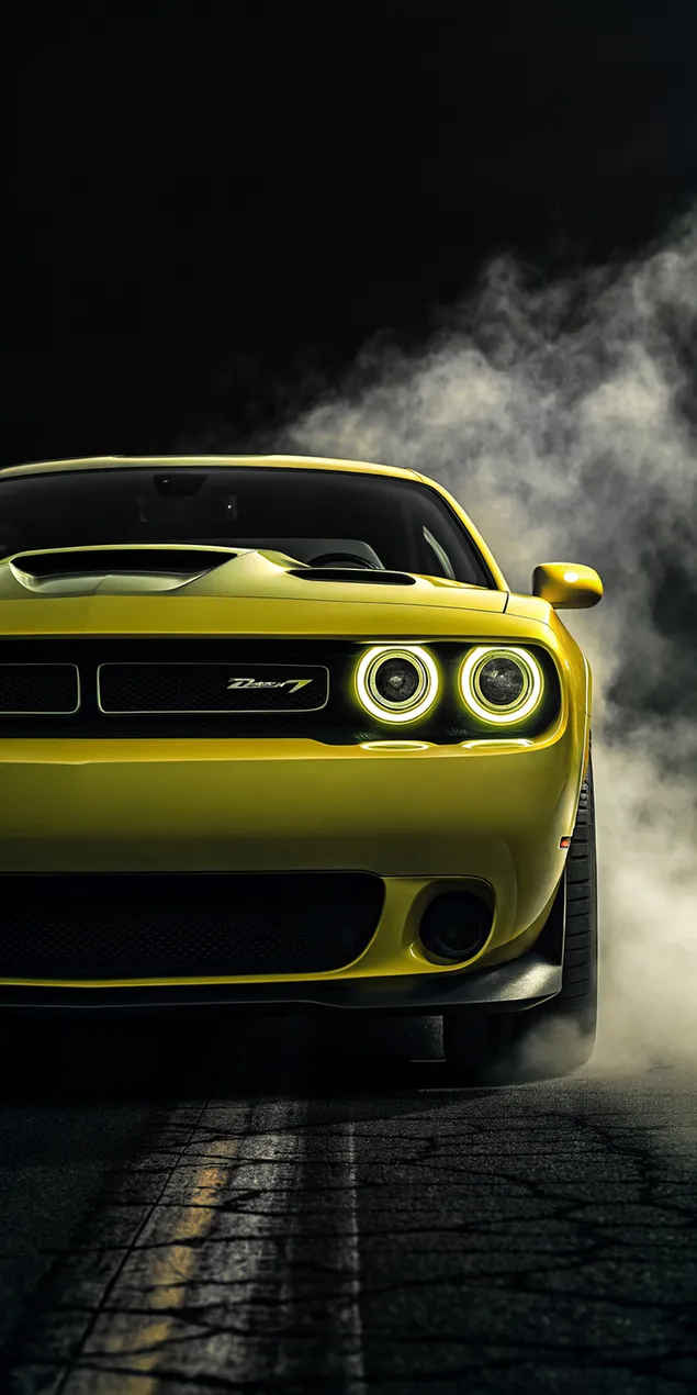 Agresivni žuti muscle car izvodi burnout s dimom i dramatičnim osvjetljenjem 2K pozadina