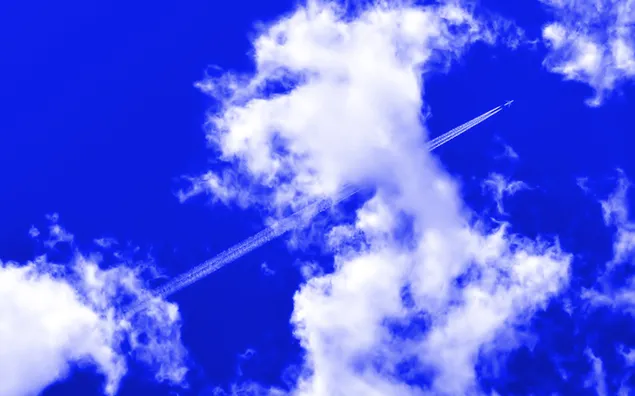Máy bay bay sau những đám mây trên bầu trời xanh đậm tải xuống