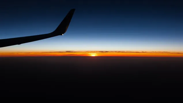 Pemandangan pesawat saat matahari terbenam