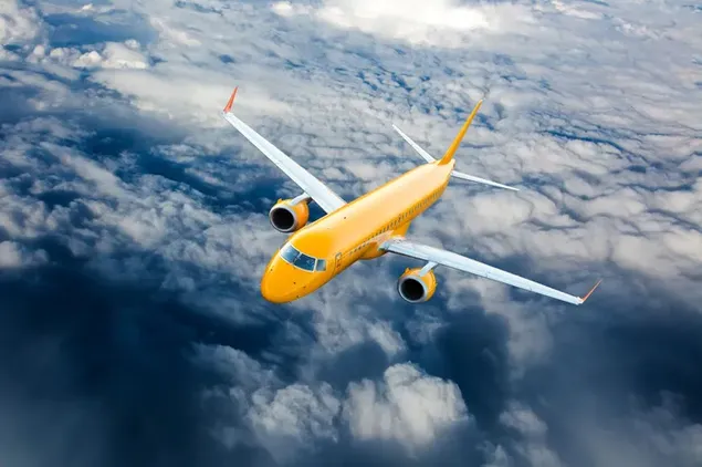 Vliegtuig met geel en wit vlerke wat bo die wolke vlieg aflaai