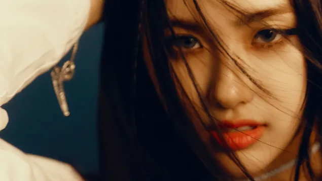 Aisha filmā “First” MV Shoot (2021) no Everglow [K-Pop Band] 4K fona tapete