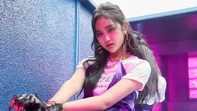 Aisha in 'La Di Da' MV Shoot (2020) from Everglow [K-Pop Band] 4K wallpaper