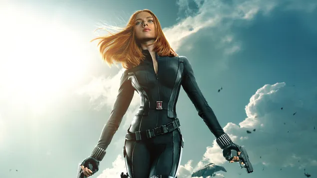 Aktris cantik Scarletth Johansson dengan rambut merah, kostum hitam, pistol di tangan dalam lanskap dengan langit biru berawan putih