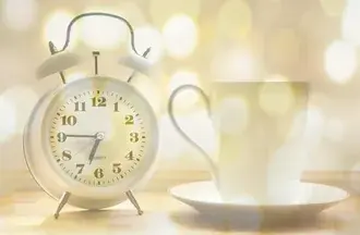 orë me zile dhe filxhan kafeje 4K sfond