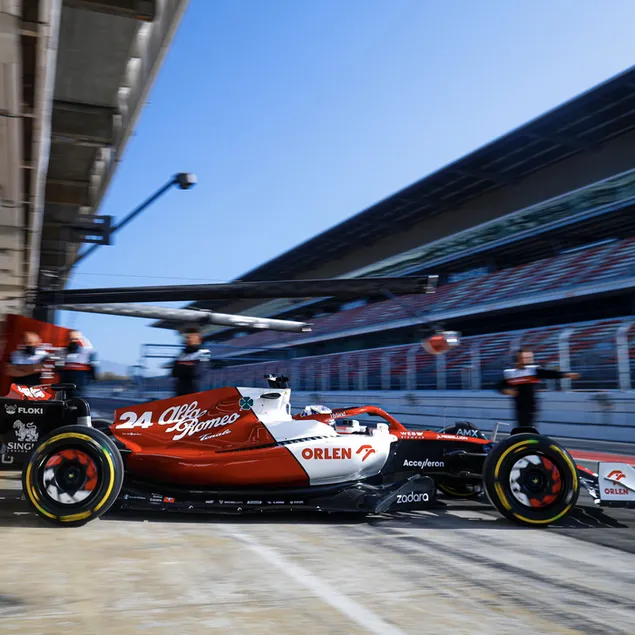 Шпалери Новий автомобіль Alfa Romeo C42 Formula 1 2022 виїжджає з гаража в яму 2K