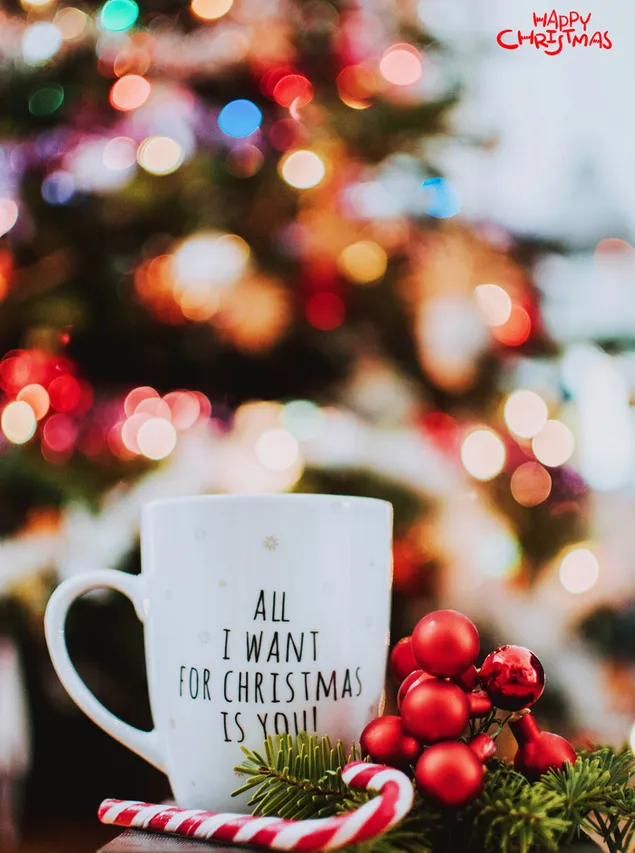 Taza de declaración "Todo lo que quiero para Navidad eres tú" con adornos navideños y efecto Bokeh