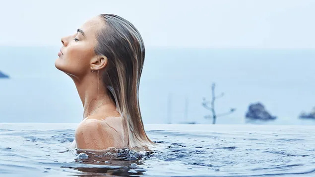 Verführerische Margot Robbie beim Schwimmen im Pool HD Hintergrundbild