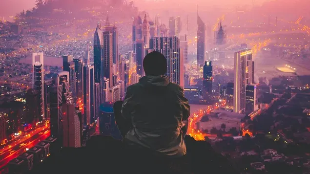 一个男孩从高处看他的城市 4K 壁纸