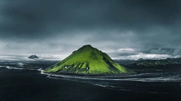 Allein grüne Farbe natürliche erstaunliche Insel unter nebligem Himmel 4K Hintergrundbild