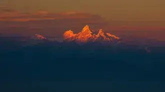alpenglow na zasnezenych vrcholcich himalaje pri zapadu slunce stahnout