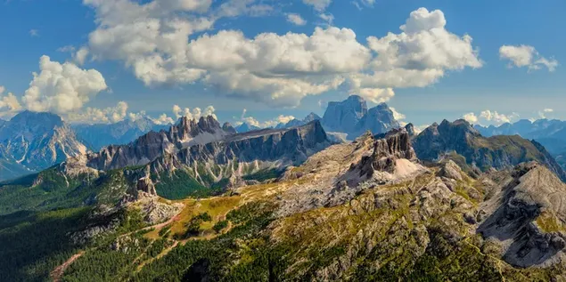 Alpské hory s krásným výhledem za oblačného počasí stáhnout