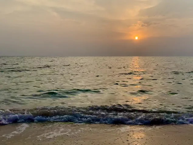 Amanecer junto a la playa en la playa de Al Ghariya