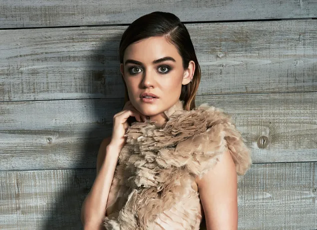 muat turun pelakon hebat 'lucy hale'