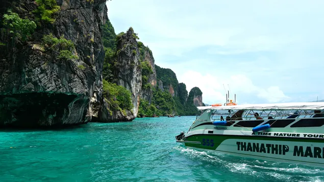 Verbazingwekkende natuur Diepblauwe zee - Phi-phi Island Thailand 4K achtergrond