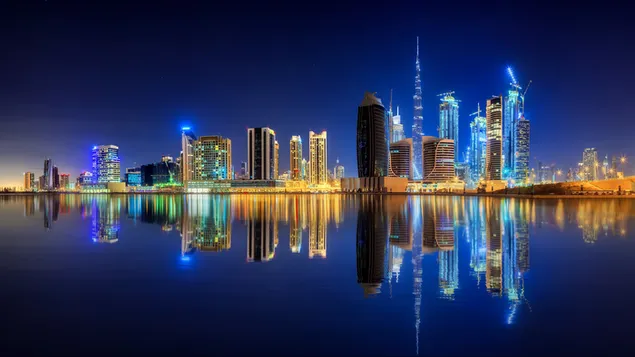 incroyable vue nocturne de dubai ayant une reflexion dans l'eau telechargement