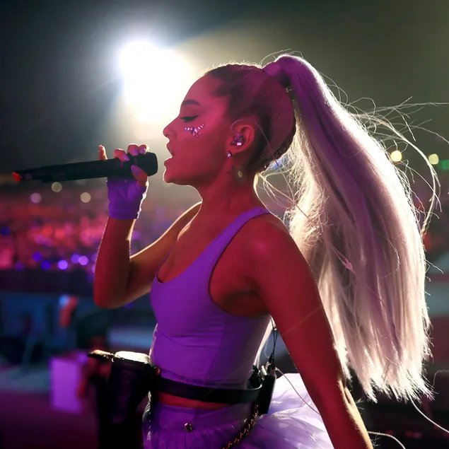Die erstaunliche Sängerin 'Ariana Grande' tritt live auf