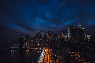 Tapeta Panoráma města Ameriky v noci s modrými mraky 4K