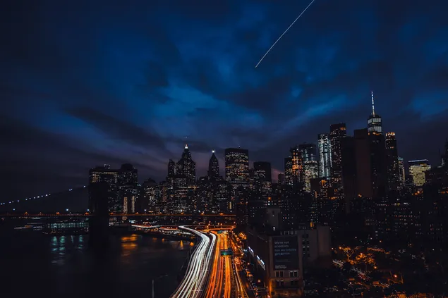 Amerika bybillede om natten med blå skyer 4K tapet