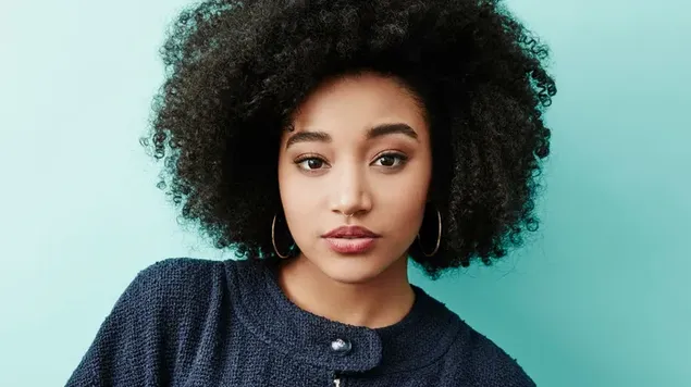 곱슬 검은 머리를 가진 미국 여배우 Amandla Stenberg 초상화 사진 4K 배경화면