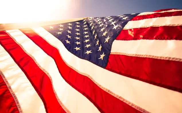 太陽の光になびくアメリカ国旗 ダウンロード