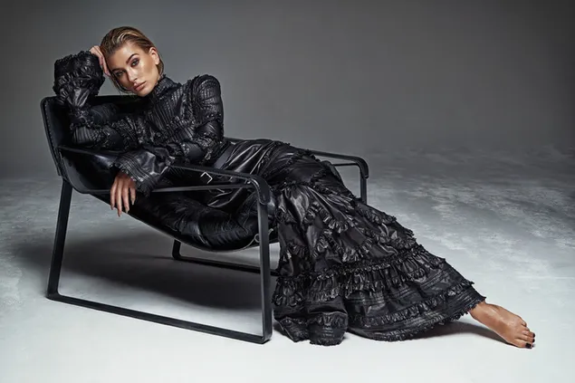 Amerikaans model 'Hailey Baldwin' in leerachtige zwarte jurk 2K achtergrond