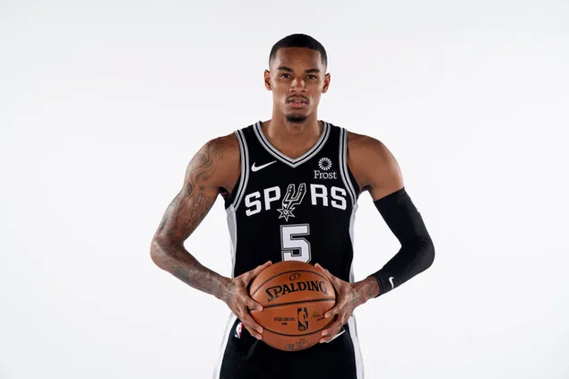 el jugador de basquet professional nord-america dejounte murray, amb la samarreta dels san antonio spurs dels equips de l'nba baixada