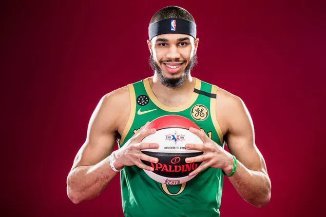 بسکتبالیست حرفه ای آمریکایی جیسون کریستوفر پس زمینه قرمز با توپ بسکتبال در دست. کاغذدیواری  2K