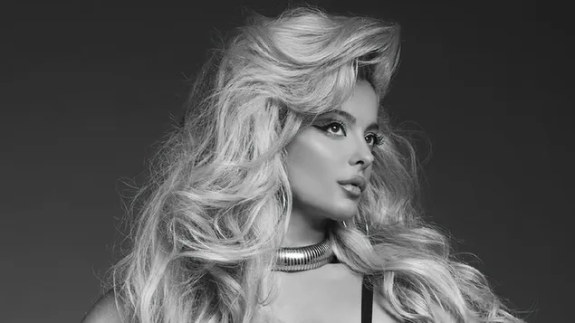 הזמרת האמריקאית 'Bebe Rexha' בצילומי L'Officiel Italia (Monochrome BG) 4K טפט